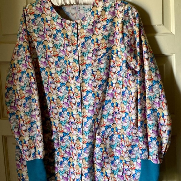 Barco multi print 100% cotton size medium scrub jacket. 3pockets. Teal cuffs. - Picture 8 of 8